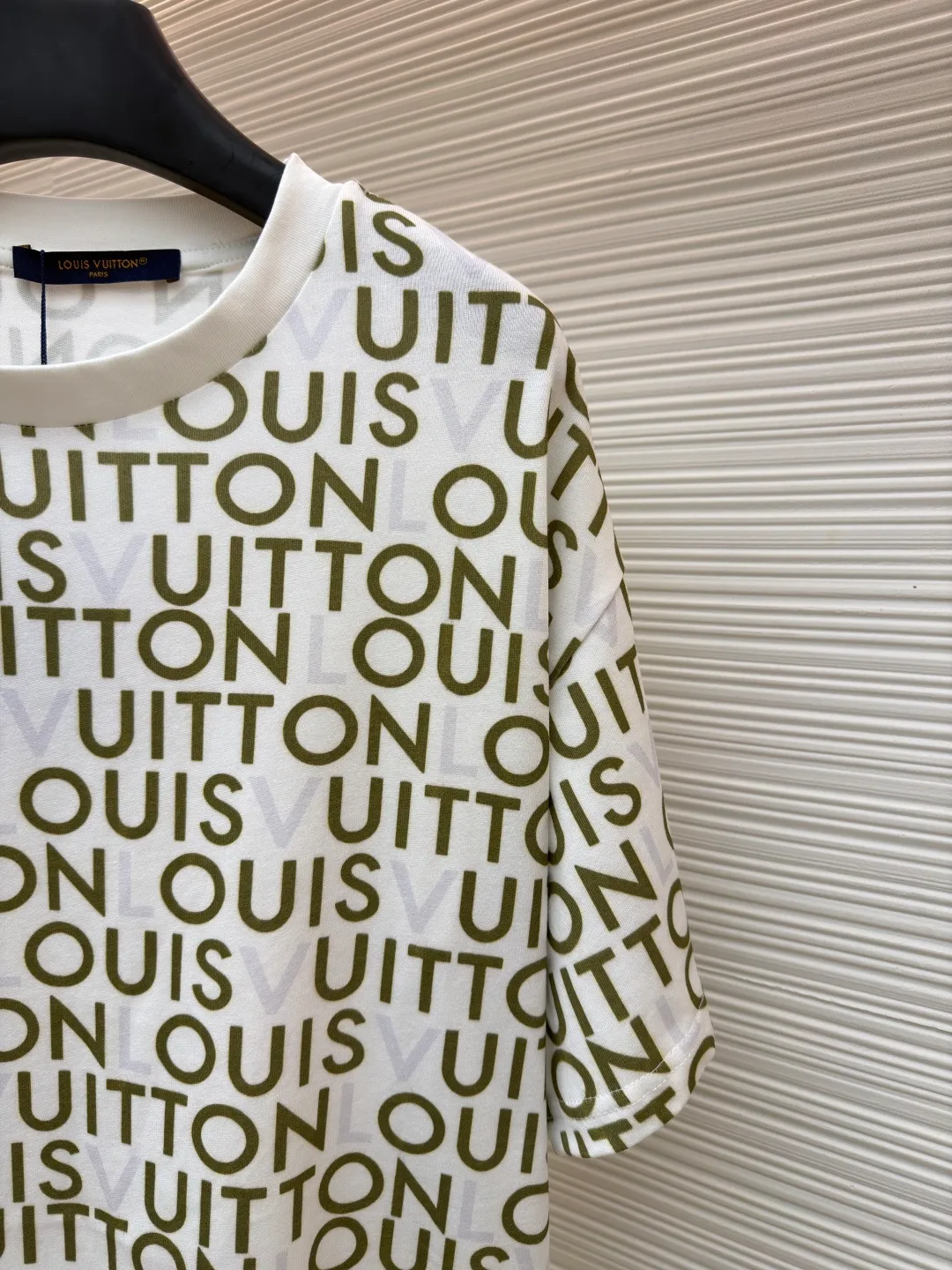 LOUIS VUITTON full-width printed short sleeves ●Item number: 1682361-A05 ●Material: cotton fabric ●Technology: printing production ●Color: white ●Version: fitted version ●Weight: about 250 grams ●Size: S-M-L-XL ●Description: This Louis Vuitton all-over lettering T-shirt is made of 220g double-ply combed cotton fabric, which is treated with liquid ammonia mercerization. The surface of the fabric forms a delicate and soft light texture, while improving wrinkle resistance and breathability, making it less likely to deform after long-term wear. The body of the garment uses digital direct-injection printing technology to present a full-print pattern of brand letters. The printing ink penetrates into the fabric fibers, has a high degree of color reproduction and is resistant to washing and does not fall off. The letter layout is designed with precise alignment, and there is no misalignment or blurring problem. The neckline is a ribbed round neck reinforced with two needles. The ribs are made of high-elastic spandex blended material and will not deform after repeated stretching. The brand woven label is sewn on the inside of the neckline and the stitching is flat. The side seams of the body are seamlessly heat-pressed to reduce friction when worn. The cuffs and hem are rolled and hemmed. The design is loose and dropped shoulders. The pieces are cut three-dimensionally to achieve a natural drape effect. Every detail is subject to strict quality control, taking into account both design and wearing comfort. The overall wiring is straight and delicate, the fabric is comfortable and soft, and the color is consistent without color difference. It can be matched with the same style to create a fashionable look and control various occasions. Customized accessories, complete with three standards, same style for men and women!